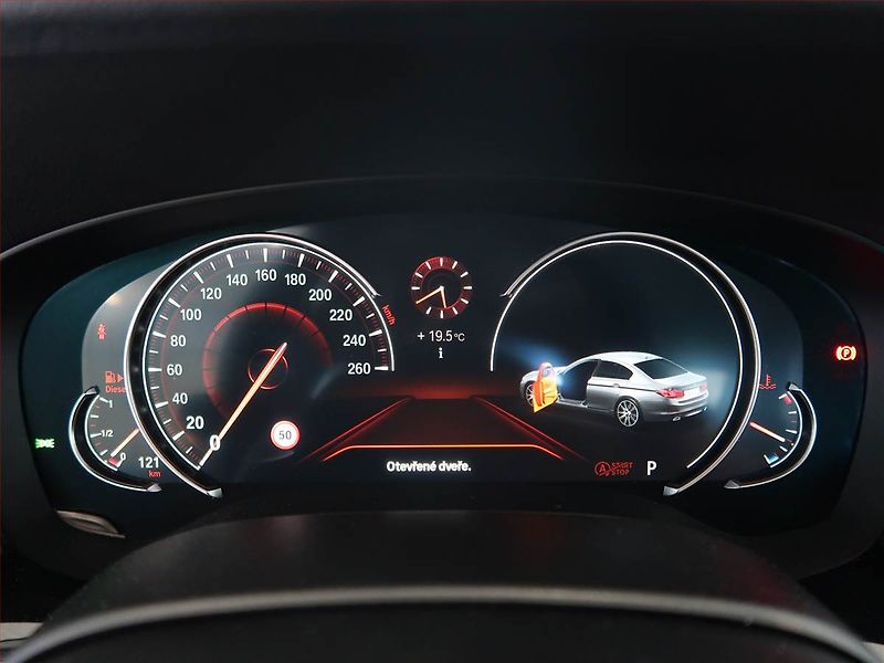 BMW Řada 5 (2017) Luxury Line 520d xDrive - fotka 11 z 14