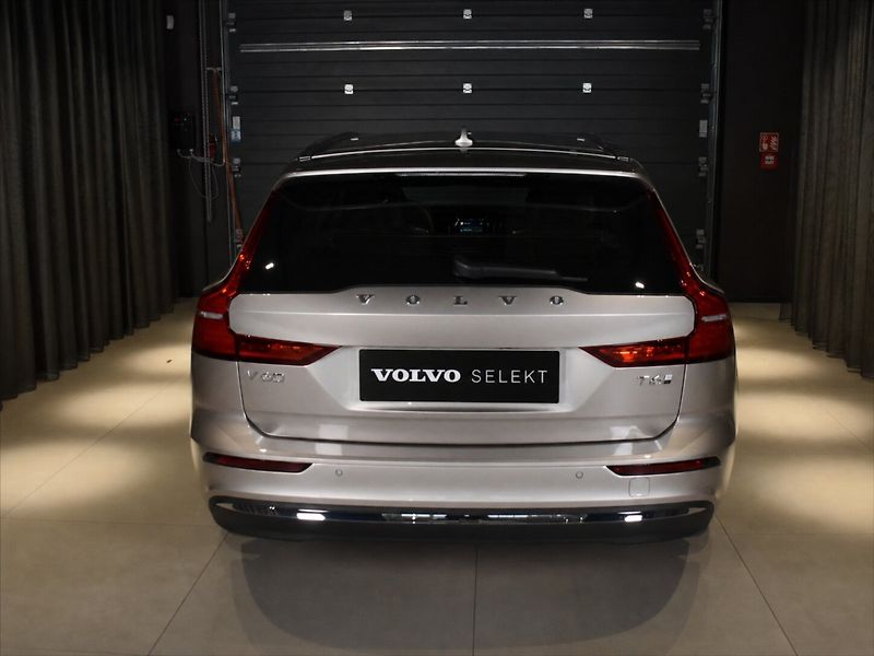 Volvo V60 2,0 T6 AWD Core - fotka 5 z 26