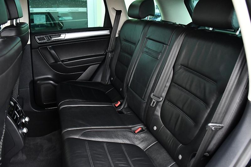 Volkswagen Touareg 3.0TDi V6 4M R-LINE TAŽNÉ ČR - fotka 20 z 44