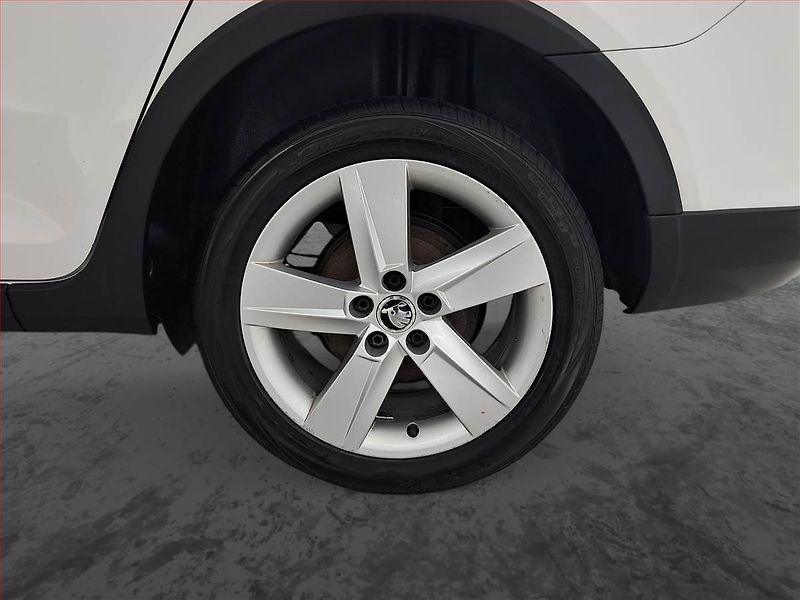 Škoda Rapid (2016) Spaceback 1.4 TDI, Xenony - fotka 15 z 16