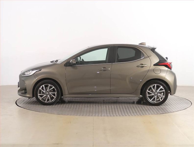 Toyota Yaris (2021) 1.5 VVT-i Hybrid, Automat - fotka 3 z 19