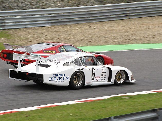 Porsche 935/78 s Ferrari 512 BB ve Spa v roce 2009., zdroj: Wikimedia Commons, DoomWarrior, CC BY-SA 3.0