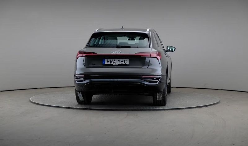 Audi Q8 e-tron 55 Quattro Kam. Bílý interiér - fotka 5 z 27