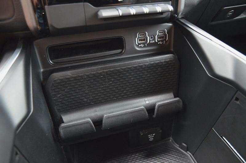 Dodge RAM (2022) 1500 BIGHORN 5.7 V8 HEMI 4x4  - fotka 38 z 51