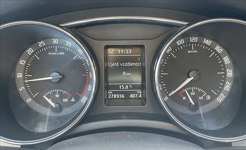 Škoda Superb 1,6 TDi.77kw - fotka 15 z 26