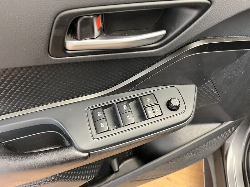 Toyota C-HR Hybrid 1.8 VVT-i E-CVT Active - fotka 11 z 21