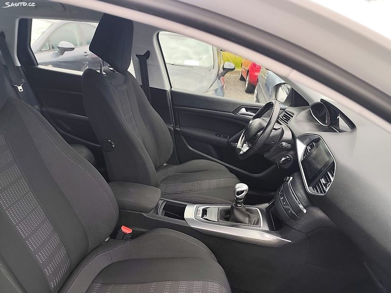 Peugeot 308 (2015) - fotka 25 z 40