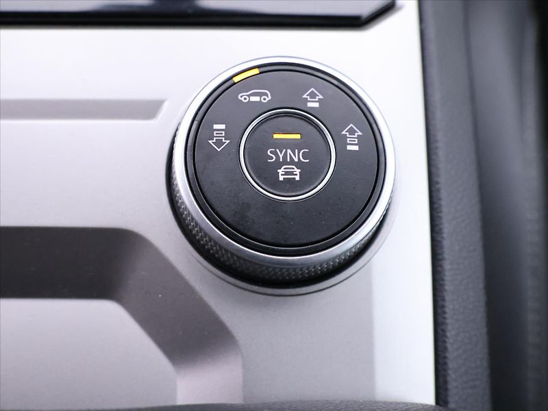 Volkswagen Touareg 3,0 R-Line Tiptronic CZ DPH - fotka 23 z 31