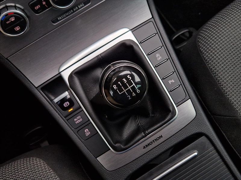 Volkswagen Passat 2,0 TDi 103kW KAMERA NAVI +ZIM - fotka 28 z 34