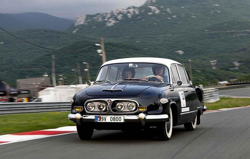 Všichni účastníci s vozy v cíli druhého ročníku Oldtimer Expressu, který mířil z Prahy do řeckých Atén.