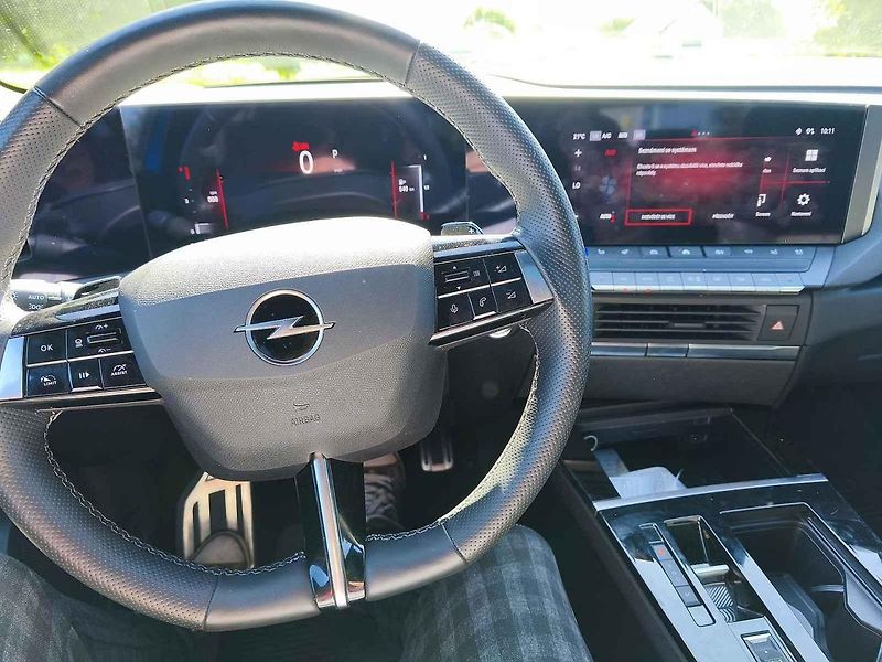 Opel vyniká ostrými sportovními rysy.