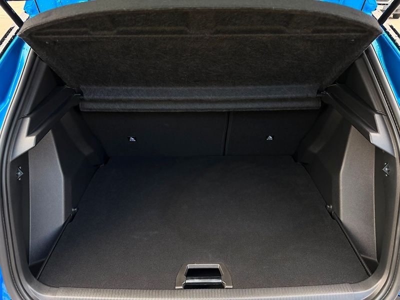Peugeot 2008 ALLURE Pack 1.2PT 130 EAT8 - fotka 5 z 29