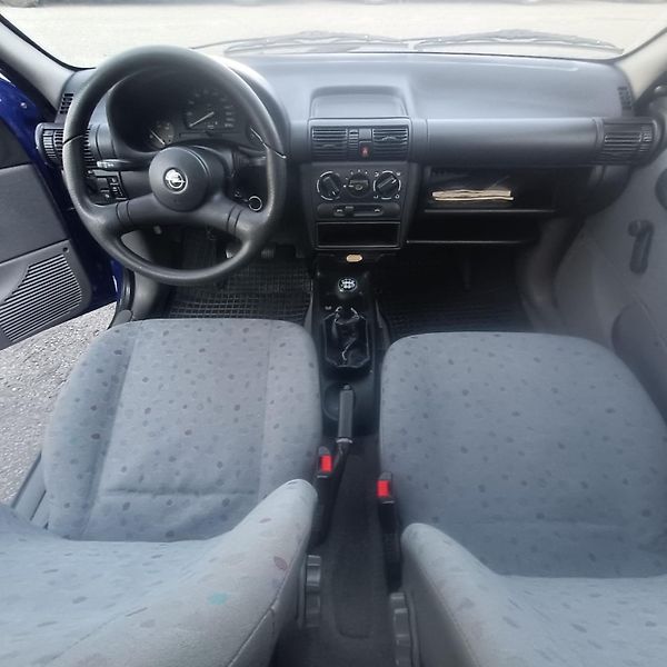 Opel Corsa 1.0-12V/40kW - fotka 9 z 20