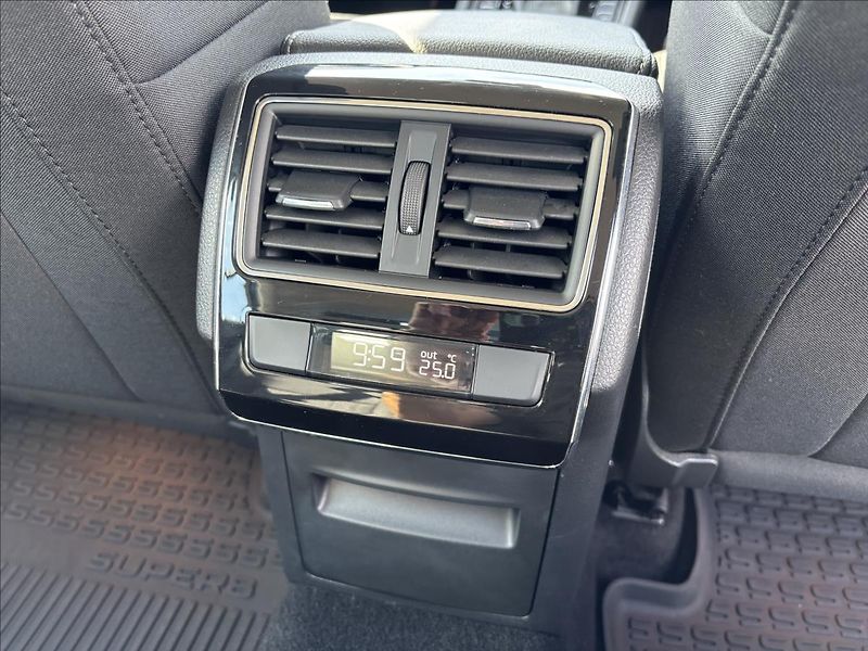Škoda Superb 2,0 TDI 110kW Style DSG - fotka 16 z 47