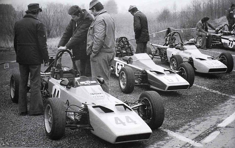 Na svoji dobu technicky vyspělá formule bývá k vidění například na akci Sosnová Classic.