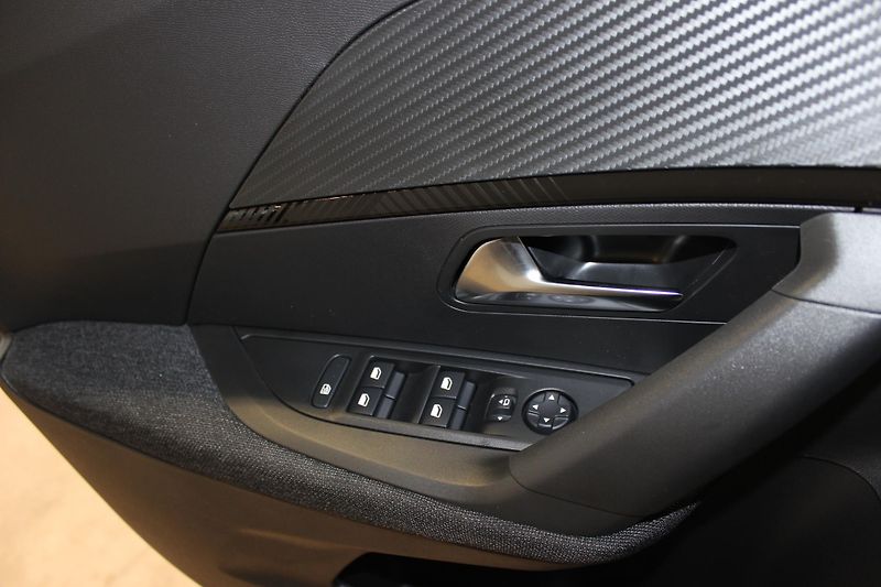 Peugeot 2008 (2025) STYLE PureTech 100 S&S MAN6 - fotka 15 z 17