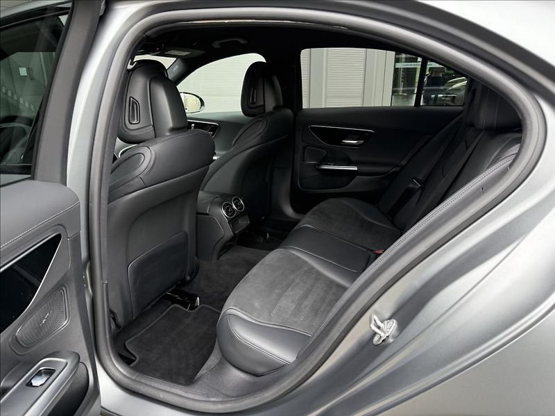 Mercedes-Benz Třídy C AMG Paket  C 300 4MATIC - fotka 11 z 24
