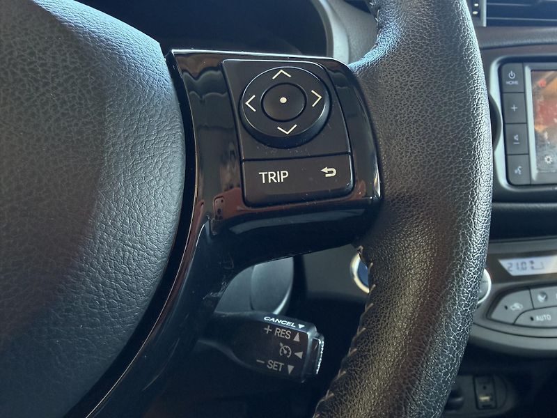 Toyota Yaris  1.5 Hybrid e-CVT Selection Sm - fotka 17 z 24