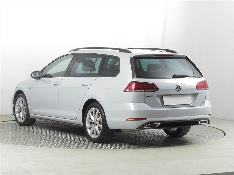 Volkswagen Golf (2018) R-Line 1.5 TSI, Tempomat - fotka 4 z 16