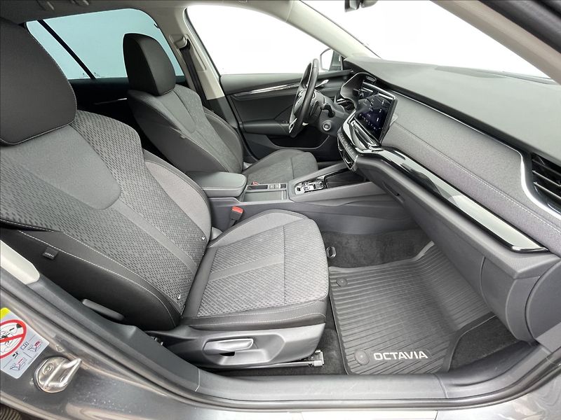 Škoda Octavia 2,0 TDI DSG Combi Style TAŽNÉ - fotka 18 z 23