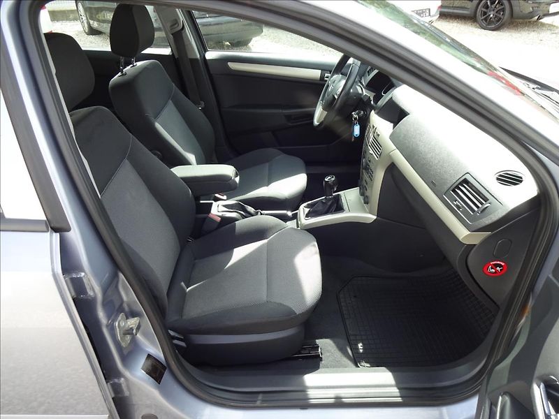 Opel Astra 1,6i 85kW - fotka 28 z 41