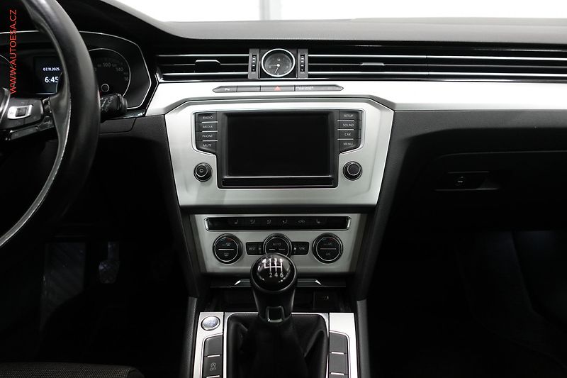 Volkswagen Passat (2015) 2.0 TDi, Comfortline, panor - fotka 13 z 21
