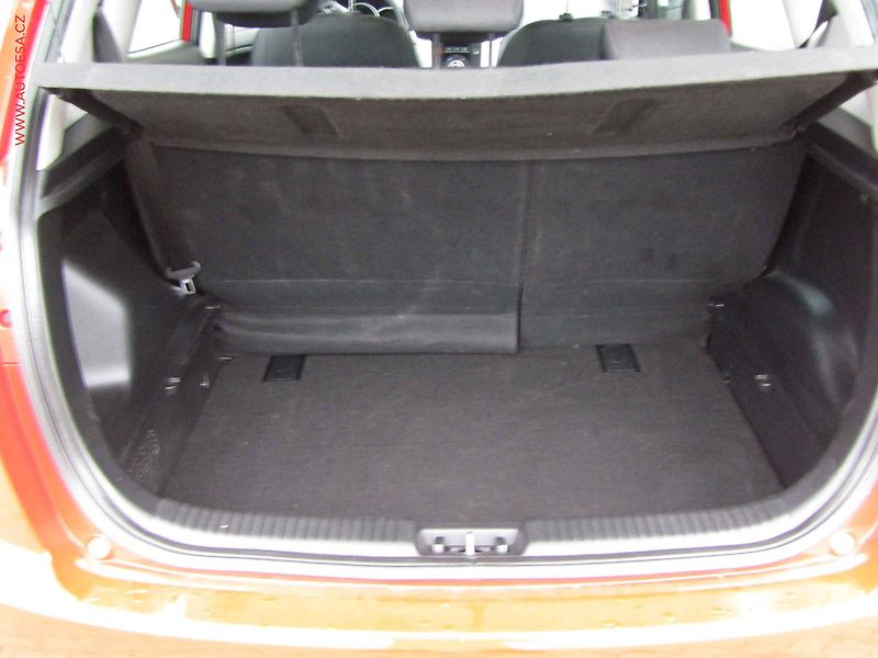 Kia Venga (2010) 1.4 CRDi, AC, park.asist - fotka 7 z 15