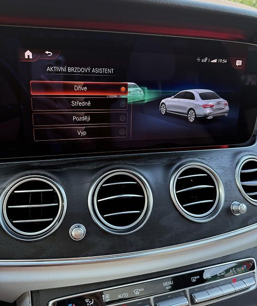 Mercedes-Benz Třídy E (2020) 4MATIC, AMG Line, původ ČR - fotka 20 z 24