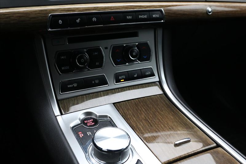 Jaguar XF 3,0 ČR, Automat, Navigace - fotka 30 z 46