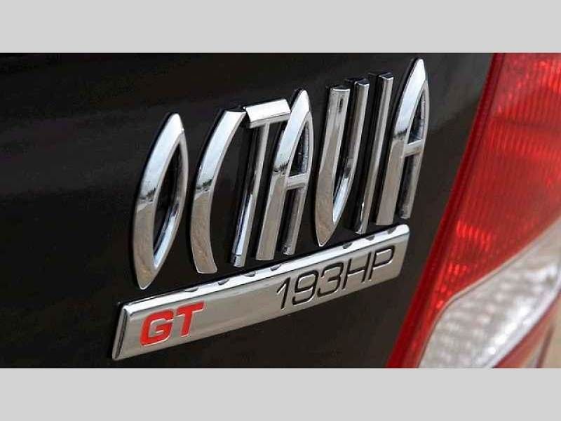 Škoda Octavia se v Čině jmenuje Ou Ya. A je natažená do délky.