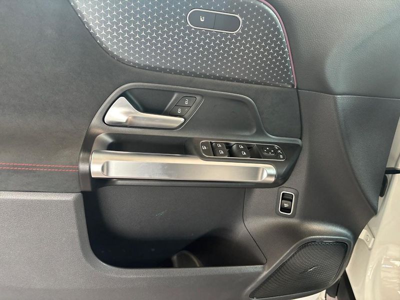Mercedes-Benz EQB 350 4M AMG Pano LED Distronic - fotka 14 z 18