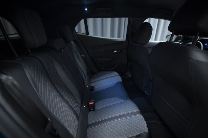 Peugeot 2008 1,2 HYBRID AT KAMERA 360° ČR - fotka 11 z 43