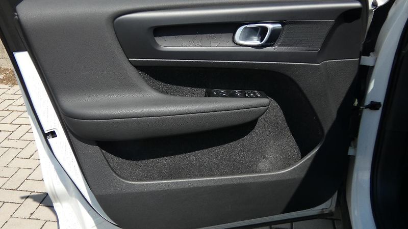 Volvo XC40 T2 FWD Momentum Core - fotka 8 z 22