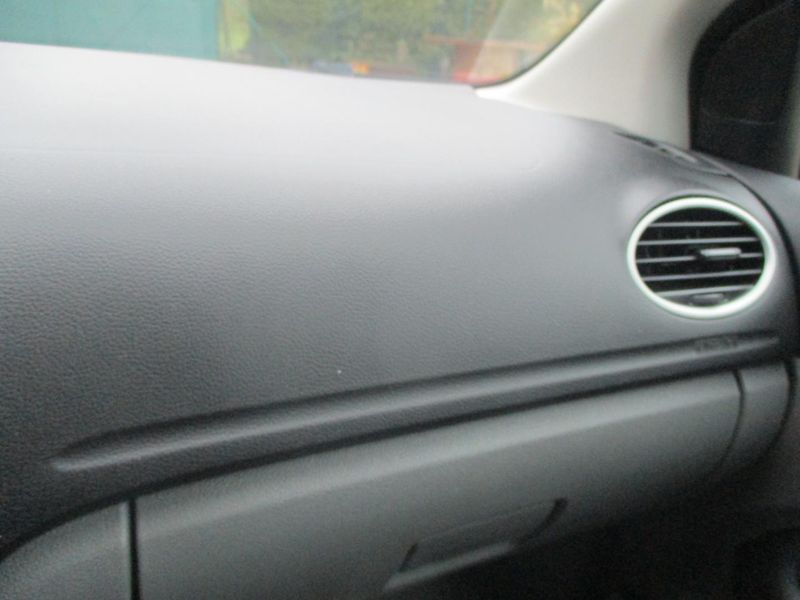 Ford Focus 1.6i DIGI AC - fotka 23 z 27