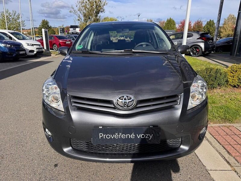 Toyota Auris 1.6 - fotka 8 z 13
