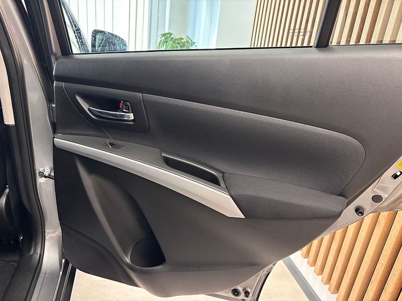 Suzuki SX4 S-Cross Comfort+ 4x4 Navigace /Xenony - fotka 22 z 29
