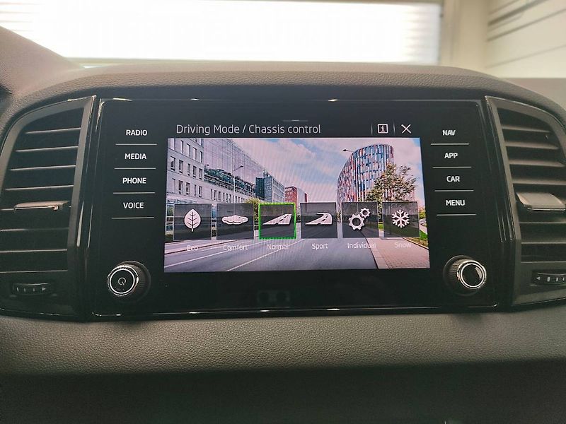 Škoda Karoq (2021) Sportline 2.0 TSI 4x4 (140kW/1 - fotka 16 z 31