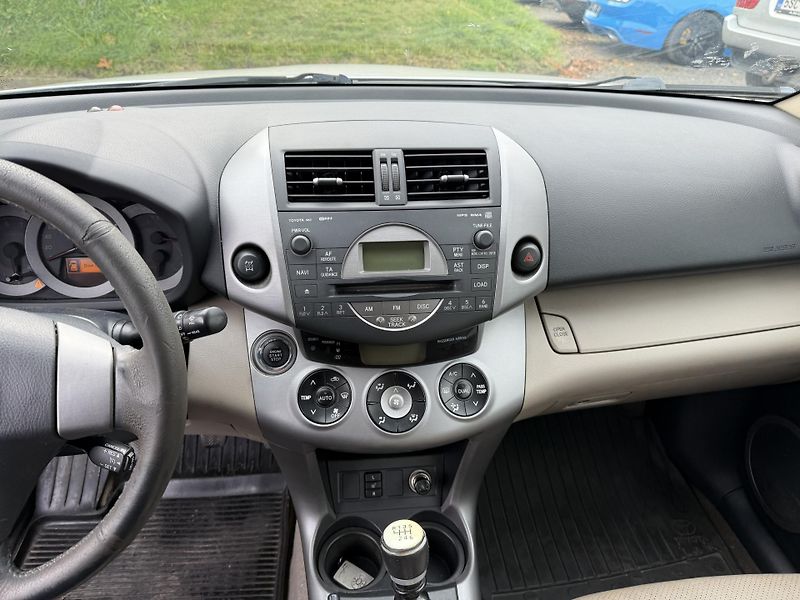 Toyota RAV4 2.2 D4-D 4x4 KLIMA  REZERVACE - fotka 18 z 23