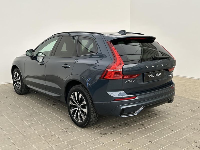 Volvo XC60 2.0 B4 4x4 PLUS  Black - fotka 4 z 28