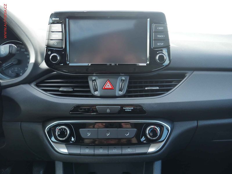 Hyundai i30 (2020) 1.5 DPi, 2.maj,ČR, AC, park - fotka 15 z 21