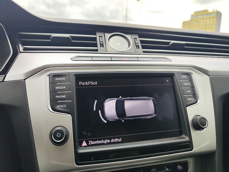 Volkswagen Passat 2.0 TDi/110kW Comfortline DSG - fotka 21 z 32
