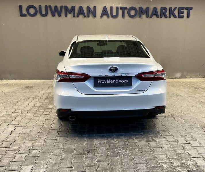 Toyota Camry 2,5 Hybrid AT Executive - fotka 15 z 17