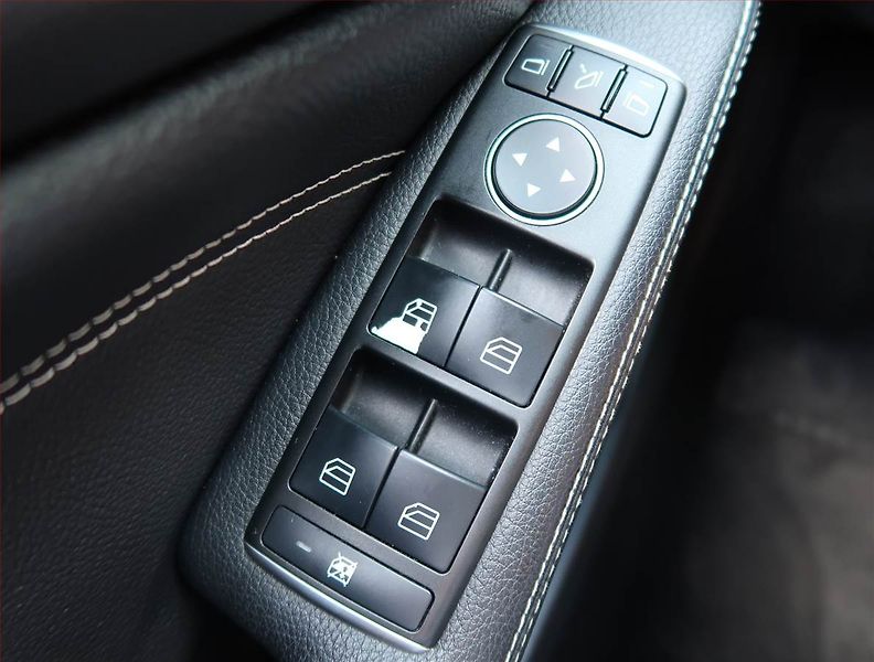 Mercedes-Benz GLA (2014) 200 CDI 4MATIC, 4X4 - fotka 15 z 16