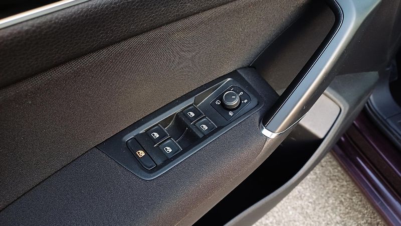 Volkswagen Touran 2.0 TDI 110kW HIGHLINE - fotka 21 z 50