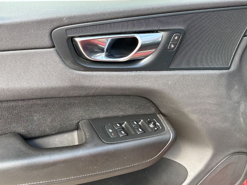 Volvo XC60 Momentum Pro B4 184kW - fotka 20 z 25