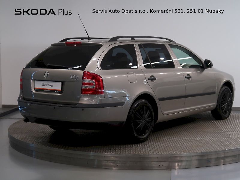 Škoda Octavia (2012) TOUR 1.6MPI 75KW - fotka 2 z 24