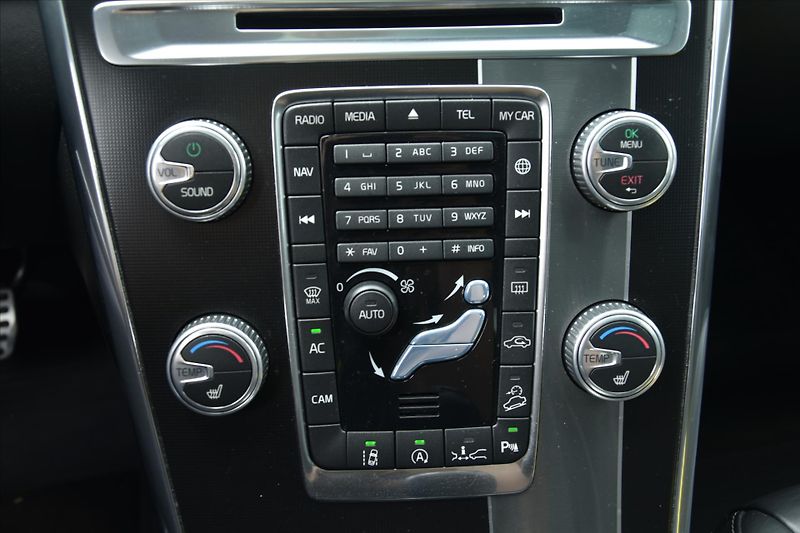 Volvo XC60 2.0 T6 225kW AWD R-DESIGN ČR - fotka 23 z 28