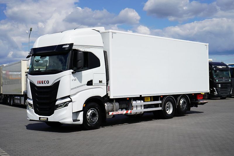 Iveco S-WAY (2021) 420 / E 6 / KONTENER + WINDA / - fotka 1 z 47