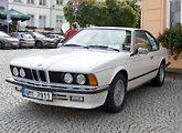 Značka současně začíná prodávat své modely s jiným logem