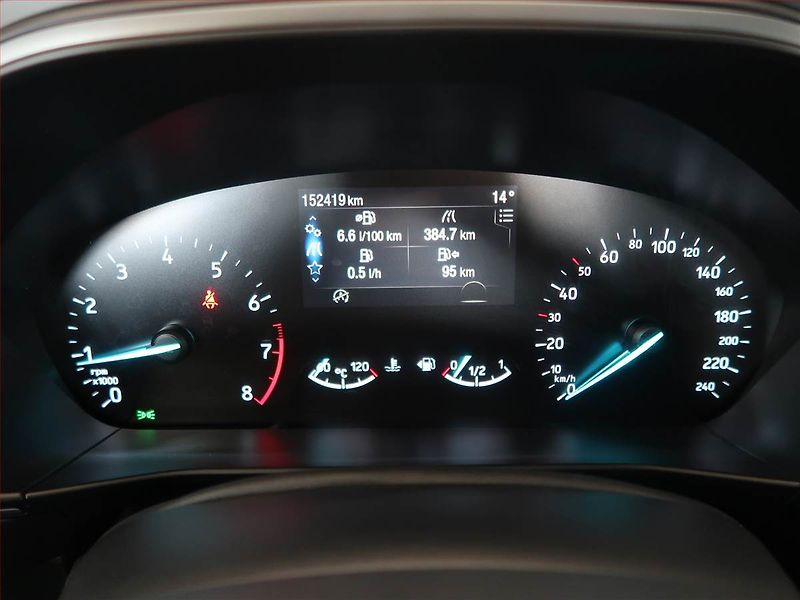 Ford Focus (2022) 1.0 EcoBoost, Tempomat - fotka 11 z 18